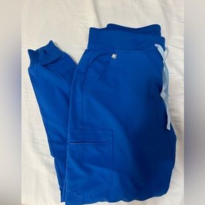 FIGS medium Women’s Zamora jogger scrub pants in royal blue